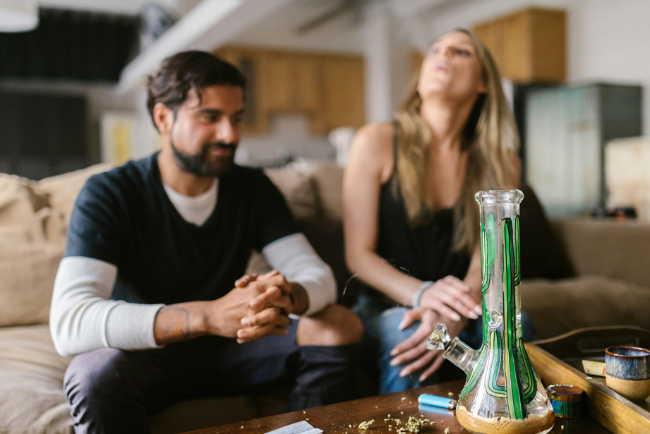 Bongs vs. Joints: Which One Is Better for Your Lung Health?